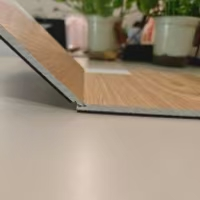 Pourquoi certains planchers SPC se déforment-ils avec le temps